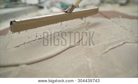 Mop Clean Pavement Tiles.. The Master Tile Smears The Mucilage Solution On The Tile.