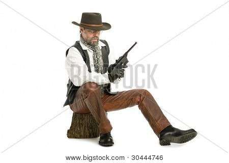 Hombre disfrazado de un estilo retro con un Mauser sentado en el registro.