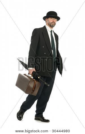 Geschäftsmann mit einer alten Tasche und Regenschirm.