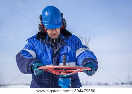The Mechanic - The Repairman , Operator Production Gas, Oil, Gas Industry. Gas Conditioning Equipmen