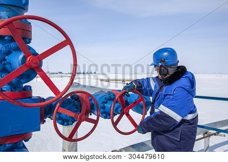 The Mechanic - The Repairman , Operator Production Gas, Oil, Gas Industry. Gas Conditioning Equipmen