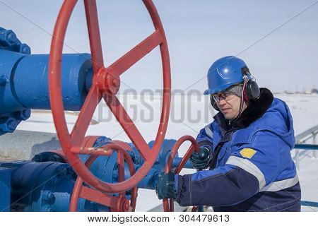 The Mechanic - The Repairman , Operator Production Gas, Oil, Gas Industry. Gas Conditioning Equipmen