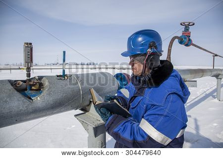 A Geologist Of Gas Wells Conducts Gas-dynamic Studies Of The Well, Measuring Temperature And Operati