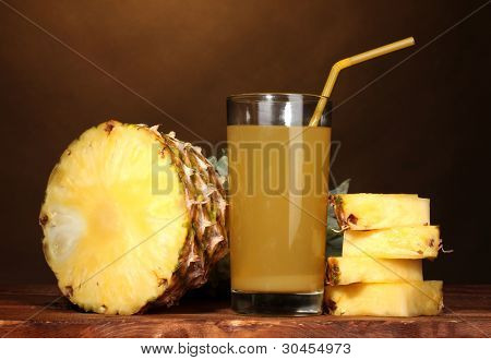 ? ineapple juice og ananas på brun