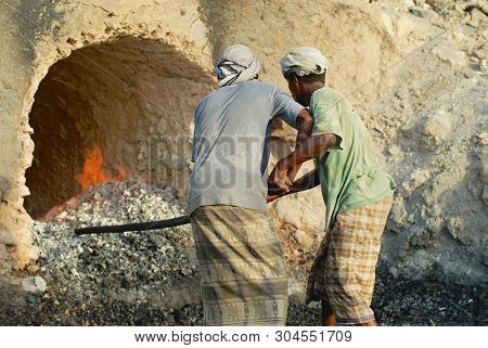 Aden, Yemen - September 14, 2006: Unidentified Men Wearing Traditional Head Scarfs And Squirts Work 