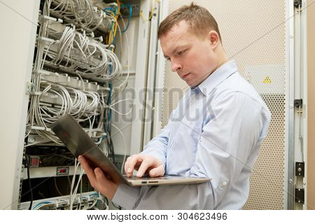 Support network service engineer with server computer equipment