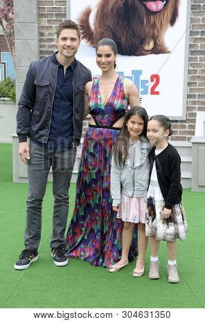 LOS ANGELES - JUN 2:  Eric Winter, Roselyn Sanchez, Sebella Rose Winter, Guest at the 