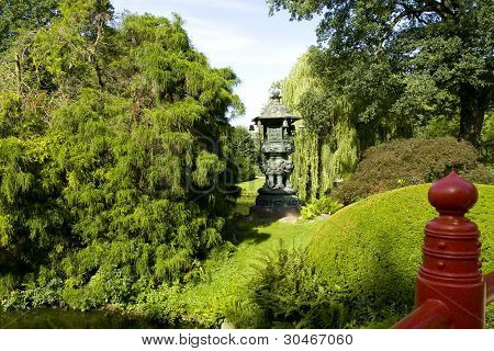 A kínai szobor egy víztározó partján