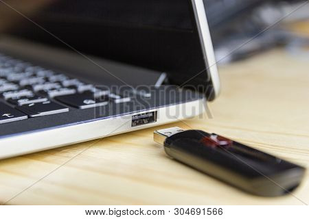 Flash Drive With Laptop Computer For Conncet To Usb Port Plug-in Laptop For Transfer And Backup Busi