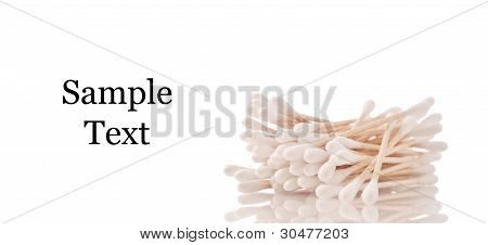 Bastoncillos de algodón contra un fondo blanco con espacio para texto