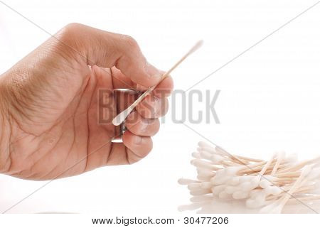 Mano recogiendo una torunda de algodón