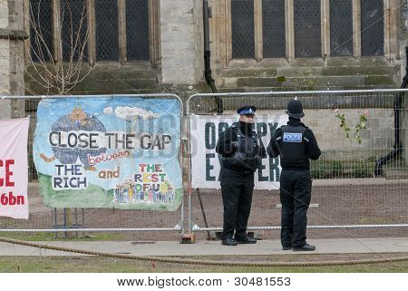 Policiais permanente por banner dizendo 