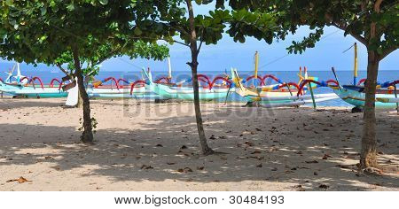 Bali rybářské čluny & Panorama Beach v Sanur, Indonésie.