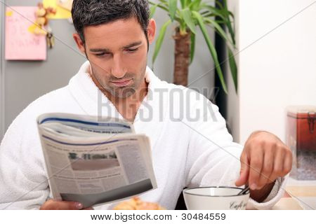 คนมีอาหารเช้าแบบสบาย ๆ ขณะอ่านกระดาษ