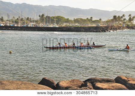 Oahu, Honolu - 4/30/2018 - People Paddeling The Tradional Outrigger Canoe On The Ocean Of Hawaii