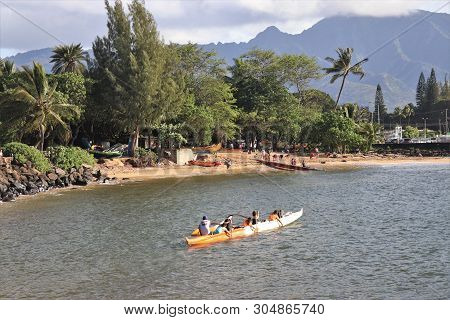 Oahu, Honolu - 4/30/2018 - People Paddeling The Tradional Outrigger Canoe On The Ocean Of Hawaii
