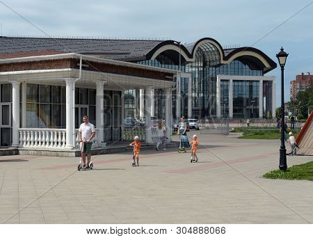 Yaroslavl, Russia - June 23, 2018:people Walk In The Park Of The 1000th Anniversary Of Yaroslavl