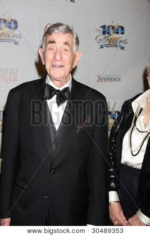 LOS ANGELES - 26 FEB: Shelley Berman arriveert op de 