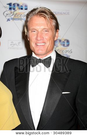 LOS ANGELES - FEB 26: Dolph Lundgren ankommer til 