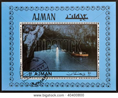 AJMAN - ca 1972: stämpel tryckt i Ajman visar Blå grottan i Capri Italien ca 1972