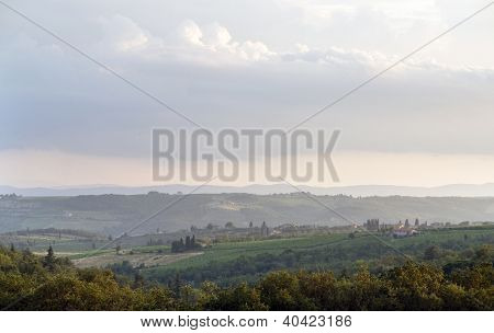 Wieczorem krajobrazy w pobliżu San Regolo w Chianti