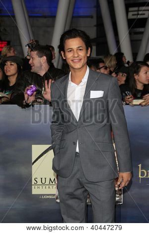 LOS ANGELES - NOV 12: Bronson Pelletier alla premiere di ' The Twilight Saga: Breaking Dawn - parte 