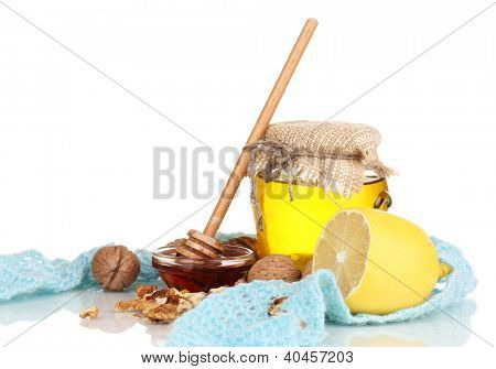 Gesunde Zutaten für die Stärkung der Immunität auf warmen Schal, isolated on white