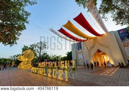 Rachaburi,thailand - 18 Decemmber, 2020: Front Side Lighting Show Festival At Nasatta Park