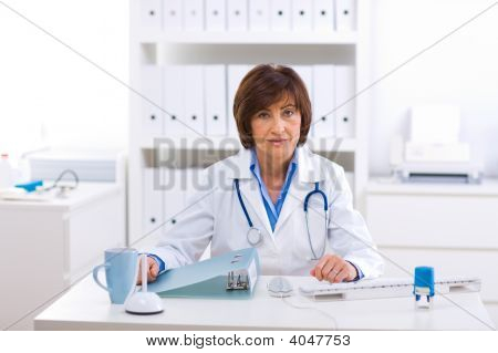 Lavoro femminile medico presso l'ufficio