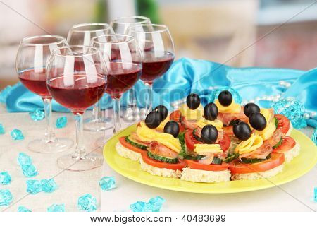 Canapés e vinhos no restaurante