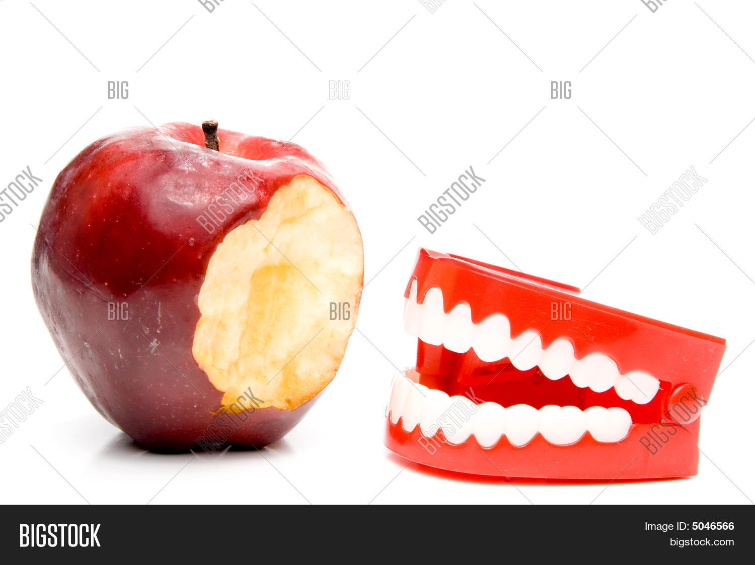 Перекись и сода для отбеливания зубов рецепт. Красивые зубы. Яблоко и зубная щетка. Яблоко чистит зубы. Чистят ли яблоки зубы.