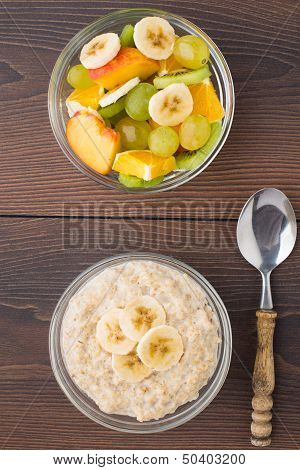 Oat porridge and fruits