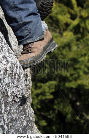 Wandern bootet auf einer Klippe