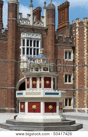 Patio Of The Source, Hampton Court Palace, London