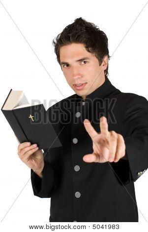 Poslouchejte mě! knězi s Holy Bible