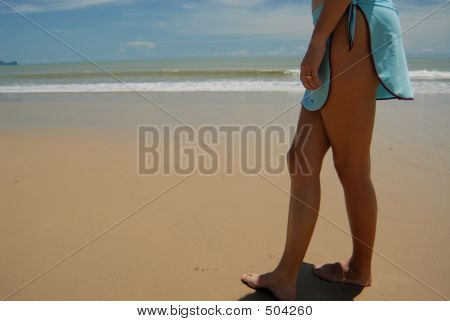 Archivio fotografico della bella donna bruna alta sulla spiaggia della