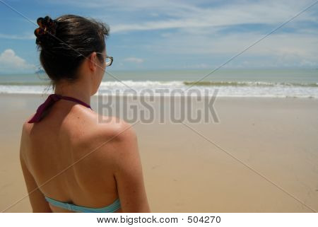 Archivio fotografico della bella donna bruna alta sulla spiaggia della