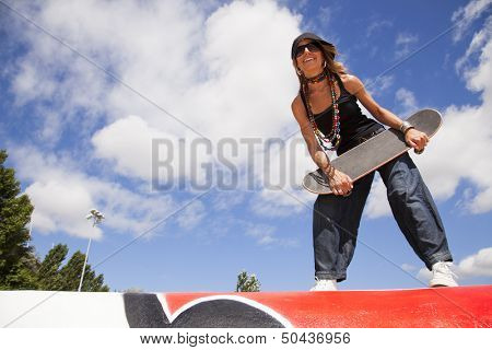 kobieta Super deskorolka w parku publicznego graffiti