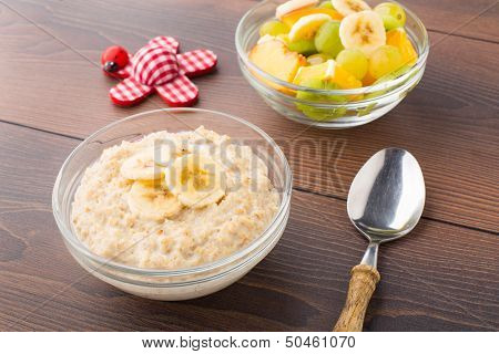 Oat porridge and fruits