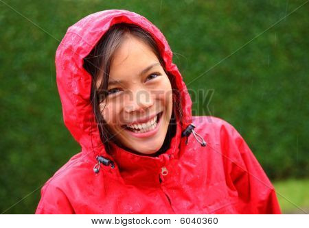 Regen lächelnde Frau
