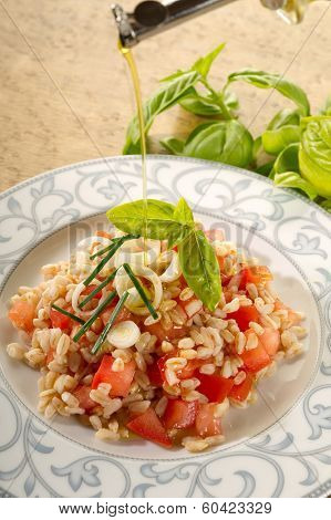 spelt salad with sliced tomatoes