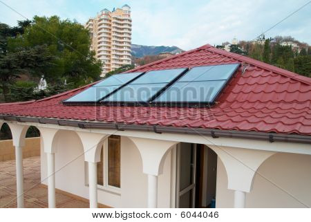 Solární Panel na střeše červené.