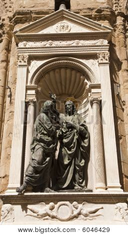Estátua de Jesus e Santo na Igreja