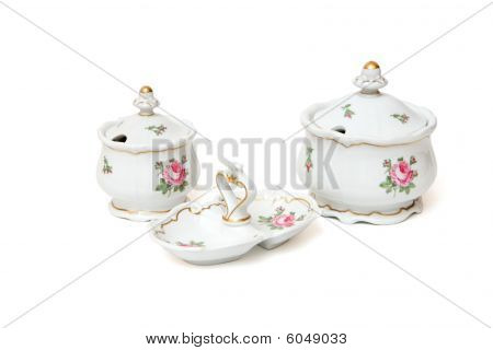 Duas bacias de açúcar de porcelana branca e dupla jam prato com rosas isolado