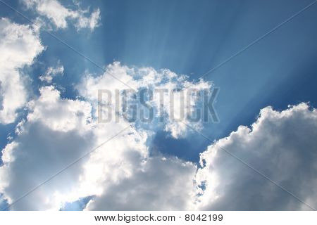 Sluneční paprsky zpoza mraků