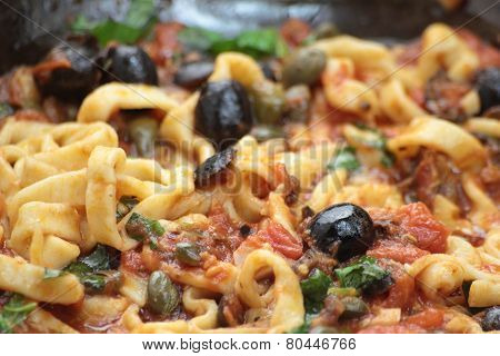 Fettuccine puttanesca.