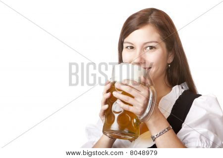 Krásná žena v dirndlu látkou drží Oktoberfest pivo stein.