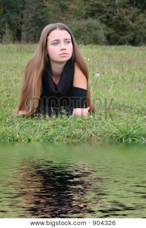 Ragazza ha un periodo di riposo su una natura