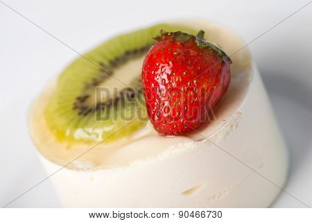 Dessert with a strawberry and kiwi