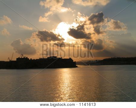 Auringonlasku Grand Harbour